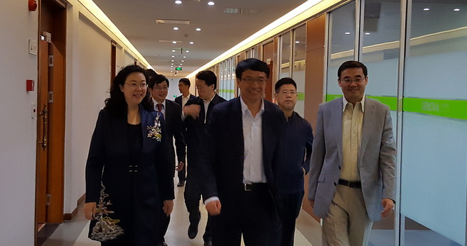 圖左至右：杰華生物集團董事長吳小思博士，中：青島市委常委、青島市常務(wù)副市長王魯明，右：杰華生物集團CEO兼總裁劉龍斌博士